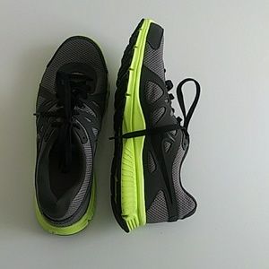 Nike Revolution 2 size 9.5